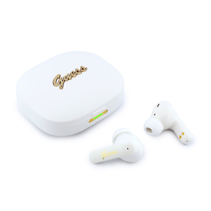 Witte Guess oordopjes naast oplaadcase met goudkleurig schriftlogo