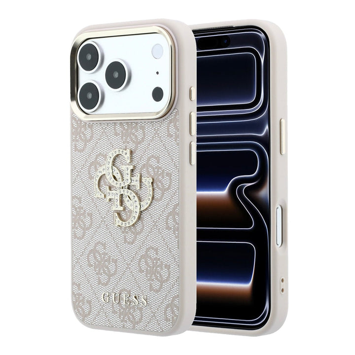 Lichtgekleurd Guess telefoonhoesje met 4G-patroon en groot strasslogo, voor- en achterkant op een telefoon