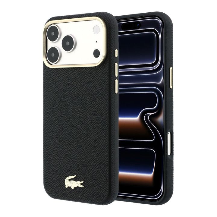 Zwart Lacoste telefoonhoesje met goudkleurig krokodillenlogo, voor- en achterkant op een telefoon