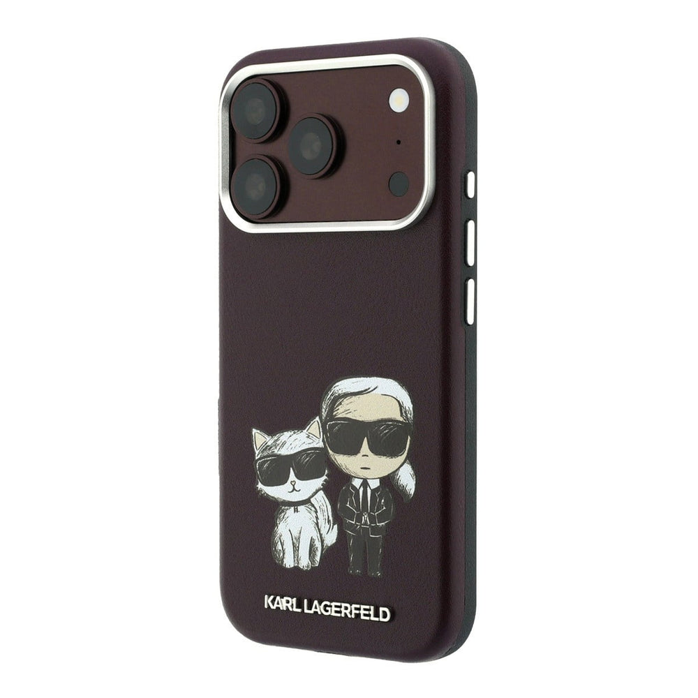 Bordeauxkleurig Karl Lagerfeld telefoonhoesje met figuren van Karl en Choupette, voor- en achterkant op een telefoon