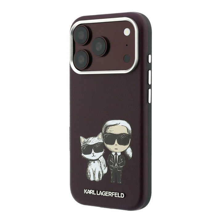 Bordeauxkleurig Karl Lagerfeld telefoonhoesje met figuren van Karl en Choupette, voor- en achterkant op een telefoon