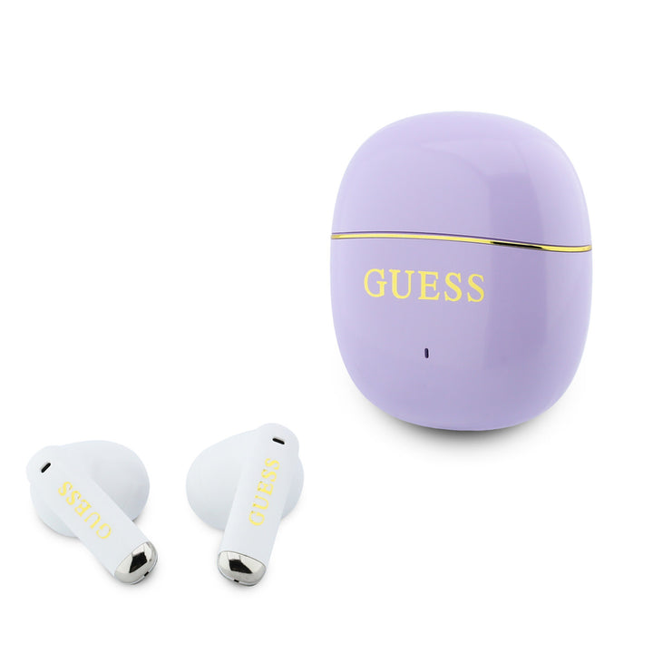 Witte Guess oordopjes naast lichtpaarse oplaadcase met goudkleurig logo