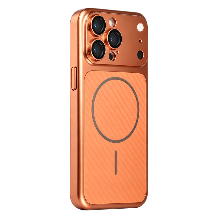 Oranje TUNIQ telefoonhoesje met diagonaal patroon en ring, van achteren op een telefoon