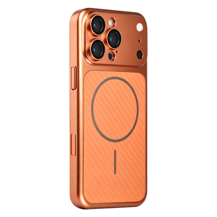 Oranje TUNIQ telefoonhoesje met diagonaal patroon en ring, van achteren op een telefoon