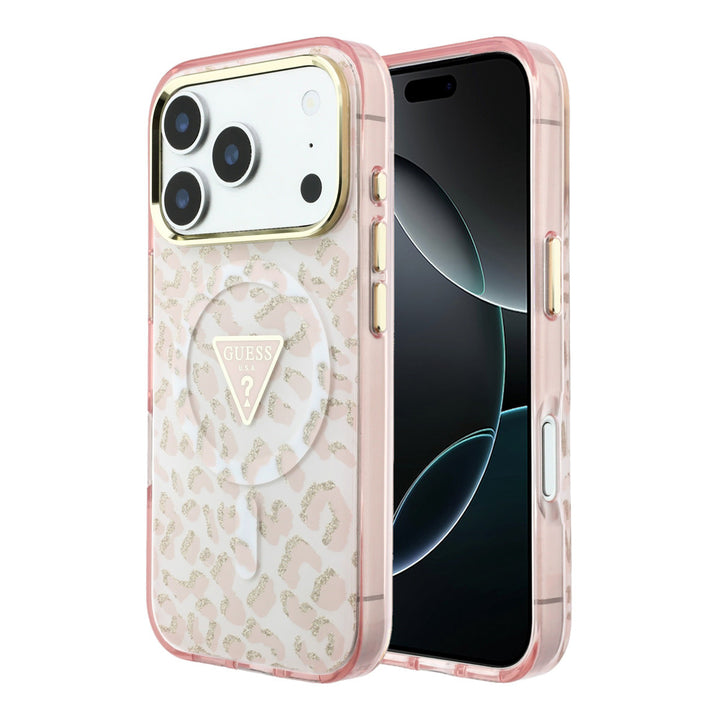 Guess telefoonhoesje met roze luipaardprint en driehoekslogo, voor- en achterkant op een telefoon