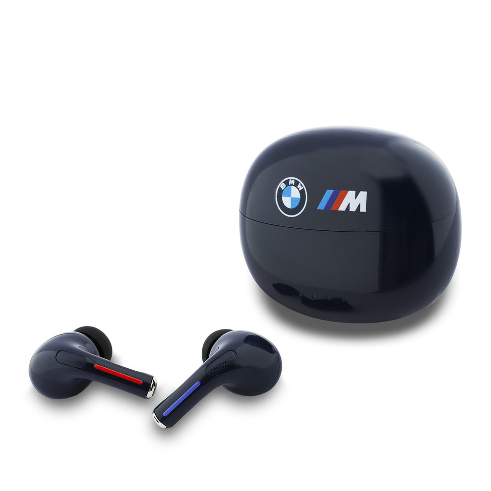 Donkerblauwe BMW oordopjes naast oplaadcase met BMW- en M-logo