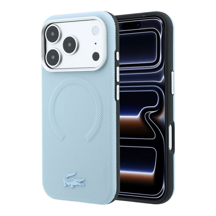 Lichtblauw Lacoste telefoonhoesje met ingedrukt ringpatroon en krokodillenlogo, voor- en achterkant op een telefoon