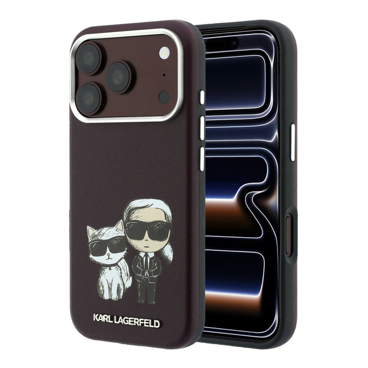 Bordeauxrood Karl Lagerfeld telefoonhoesje met figuren van Karl en Choupette, voor- en achterkant op een telefoon