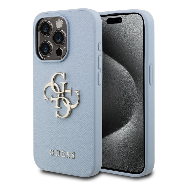 Lichtblauw Guess telefoonhoesje met groot goudkleurig 4G-logo, voor- en achterkant op een telefoon