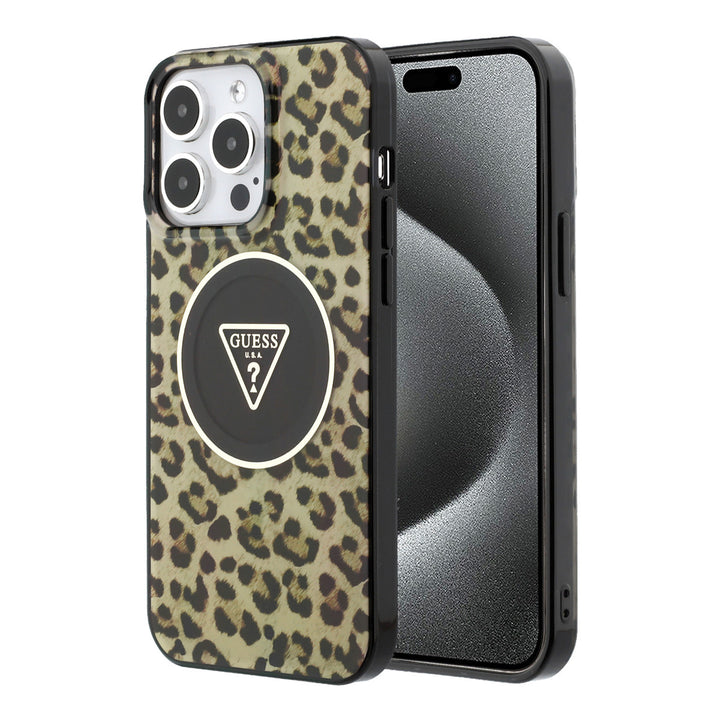 Bruin Guess telefoonhoesje met luipaardprint en driehoekslogo, voor- en achterkant op een telefoon
