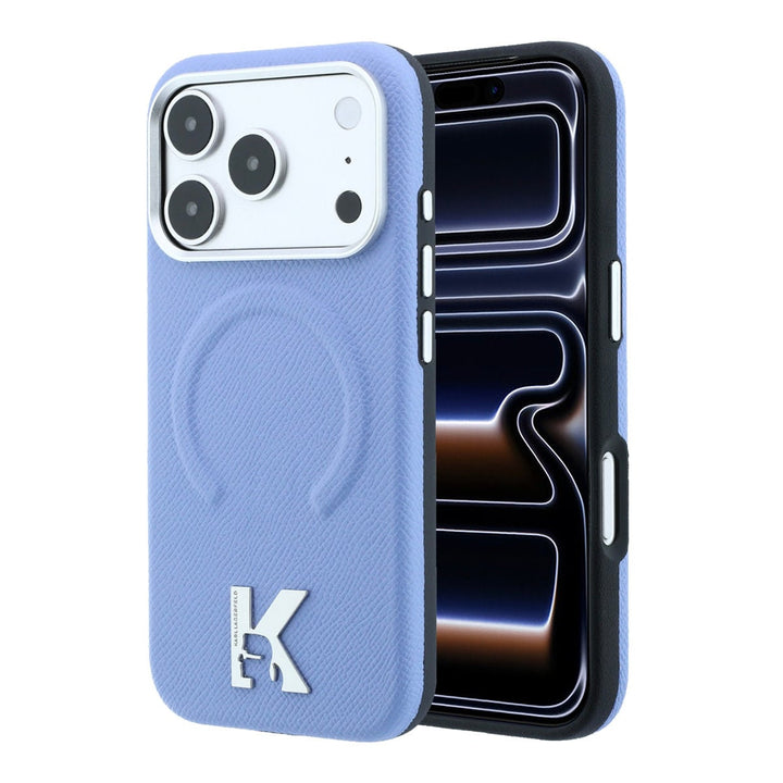 Lichtblauw Karl Lagerfeld telefoonhoesje met ingedrukt ringpatroon en K-logo, voor- en achterkant op een telefoon