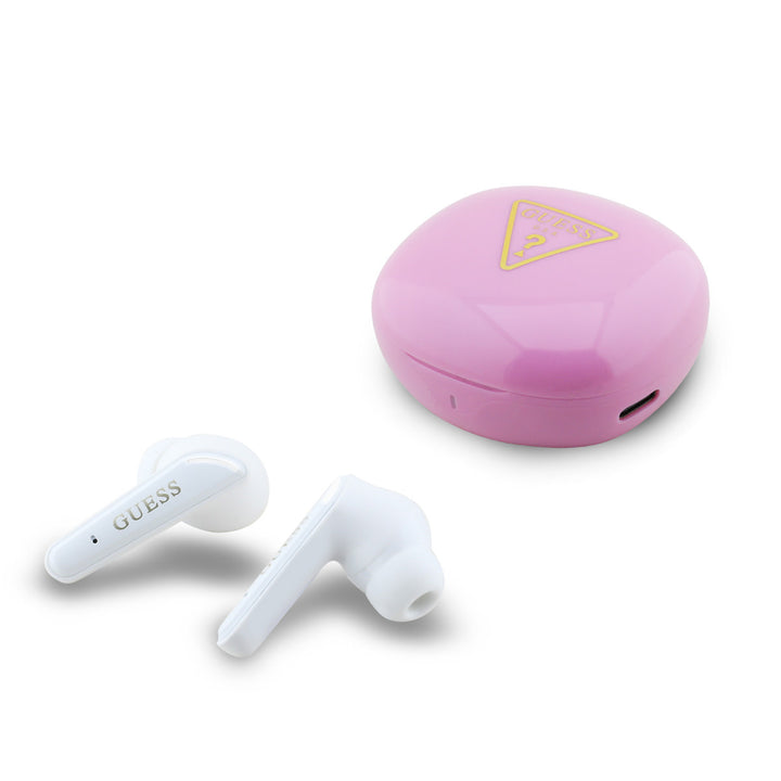 Witte Guess oordopjes naast roze oplaadcase met driehoekslogo