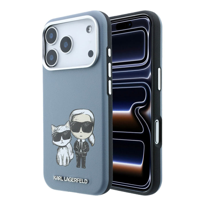 Grijsblauw Karl Lagerfeld telefoonhoesje met figuren van Karl en Choupette, voor- en achterkant op een telefoon
