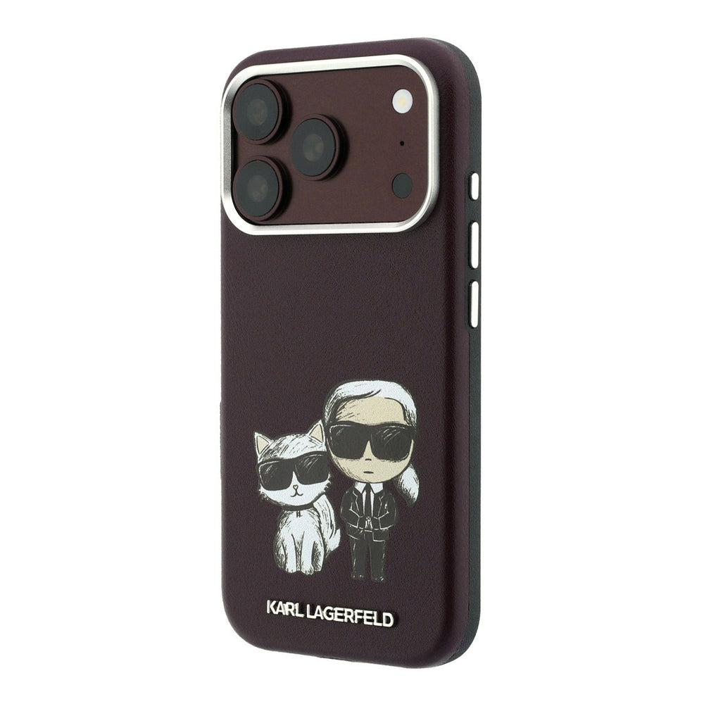 Bordeauxkleurig Karl Lagerfeld telefoonhoesje met figuren van Karl en Choupette, schuin van achteren