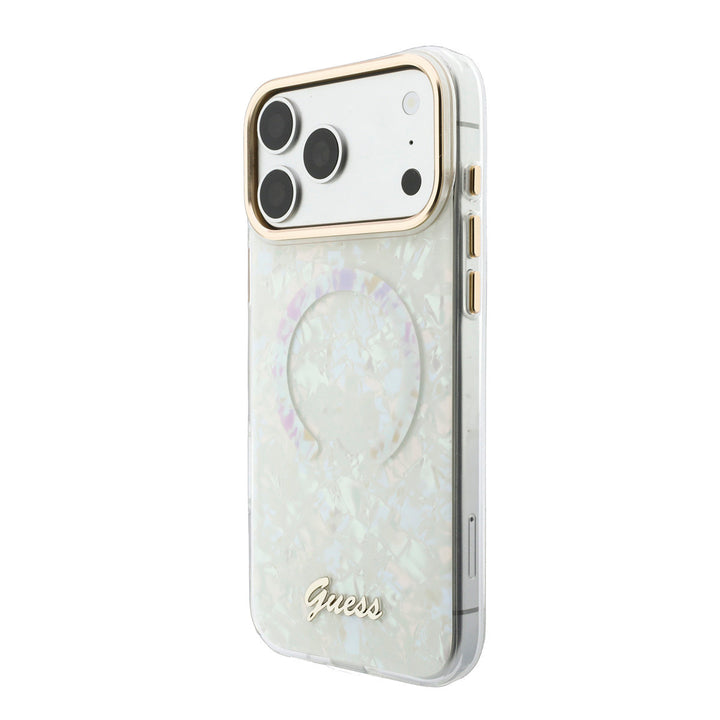 Wit Guess telefoonhoesje met parelmoerpatroon, ring en schriftlogo, schuin van achteren