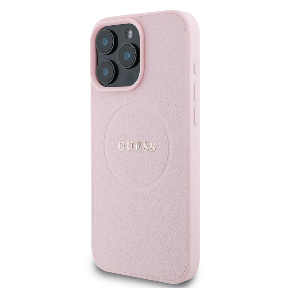 Roze Guess telefoonhoesje met rond logo en fijne structuur, schuin van achteren