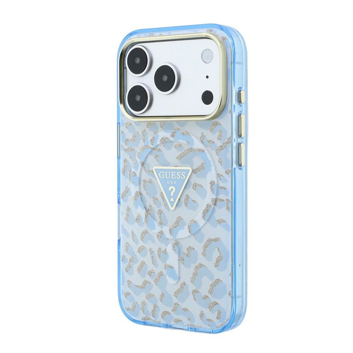 Guess telefoonhoesje met lichtblauwe luipaardprint en driehoekslogo, schuin van achteren