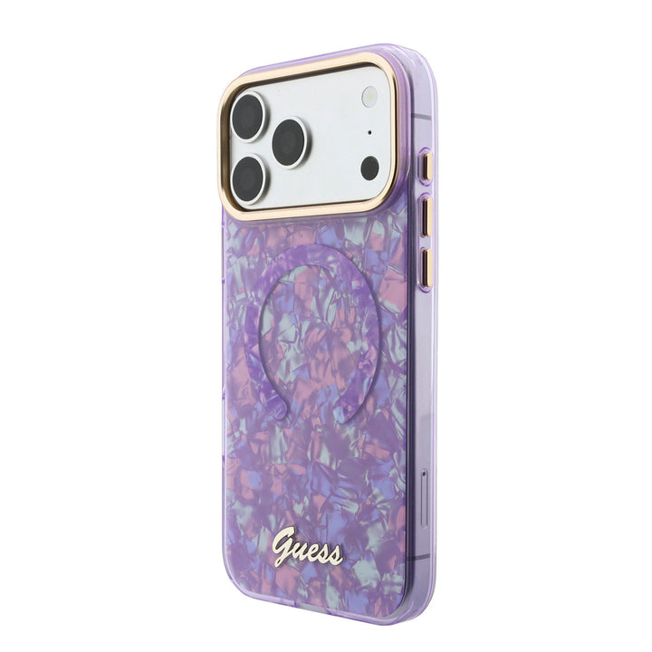 Paars Guess telefoonhoesje met parelmoerpatroon, ring en schriftlogo, schuin van achteren