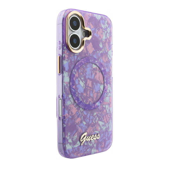 Paars Guess telefoonhoesje met parelmoerpatroon, ring en schriftlogo, schuin van achteren