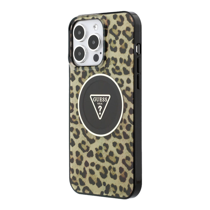 Bruin Guess telefoonhoesje met luipaardprint en driehoekslogo, schuin van achteren