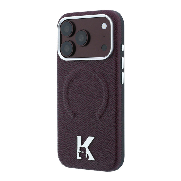 Bordeauxkleurig Karl Lagerfeld telefoonhoesje met ingedrukt ringpatroon en K-logo, schuin van achteren