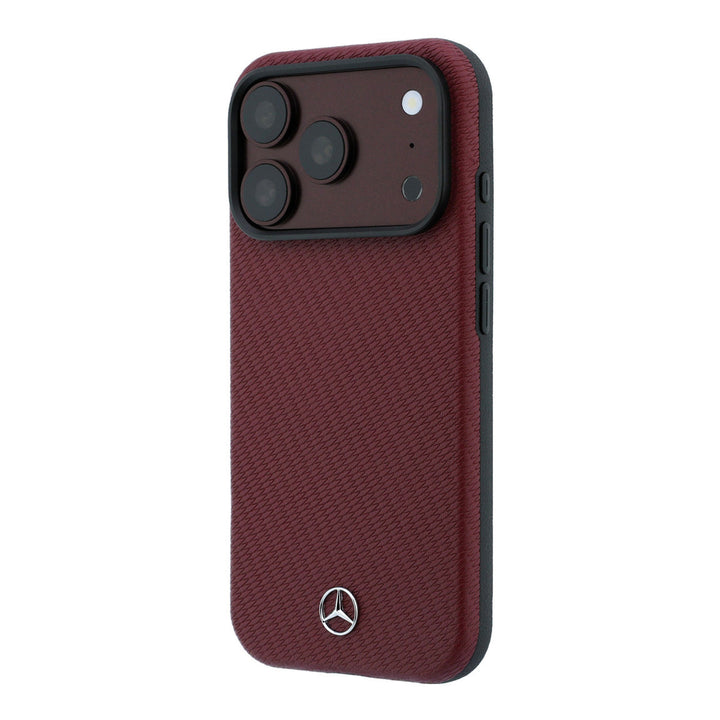 Bordeauxrood Mercedes-Benz telefoonhoesje met diagonaal patroon en Mercedes-logo, schuin van achteren
