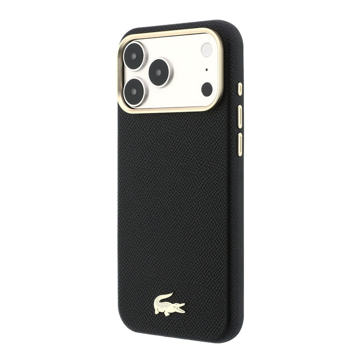 Zwart Lacoste telefoonhoesje met goudkleurig krokodillenlogo, schuin van achteren