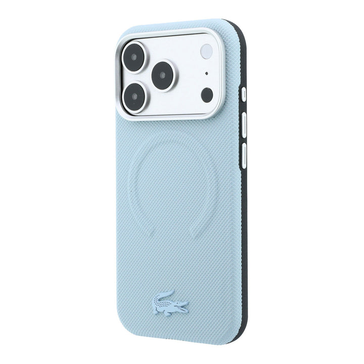 Lichtblauw Lacoste telefoonhoesje met ingedrukt ringpatroon en krokodillenlogo, schuin van achteren