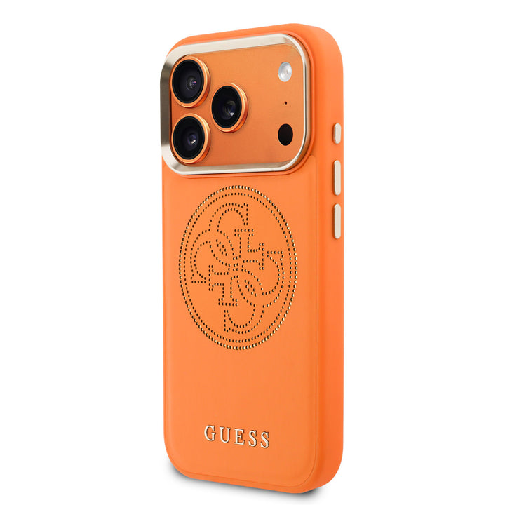 Oranje Guess telefoonhoesje met geperforeerd 4G-patroon en rond logo, schuin van achteren