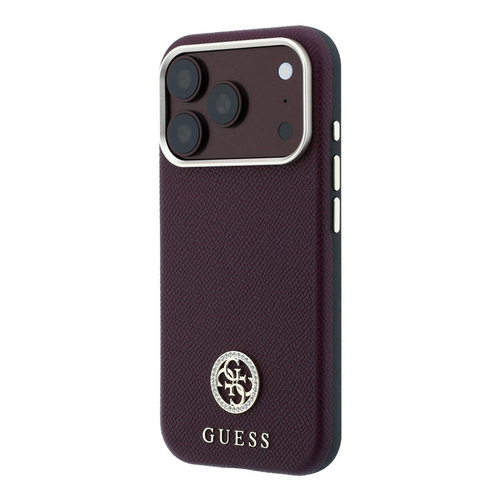 Bordeauxkleurig Guess telefoonhoesje met rond strasslogo, schuin van achteren