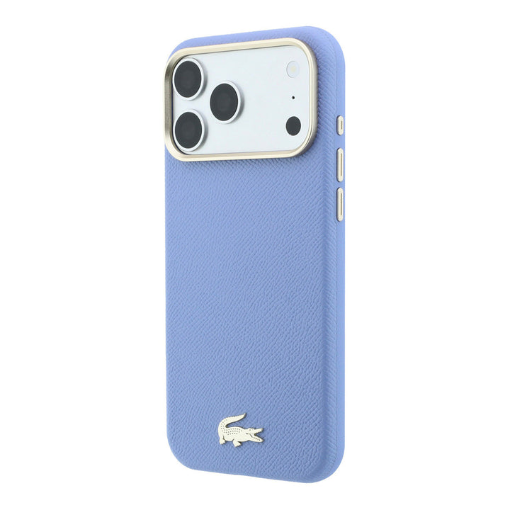 Lichtblauw Lacoste telefoonhoesje met goudkleurig krokodillenlogo, schuin van achteren