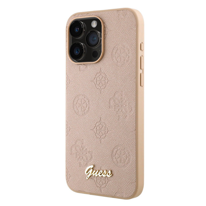 Roze Guess telefoonhoesje met bloemenpatroon en goudkleurig schriftlogo, schuin van achteren