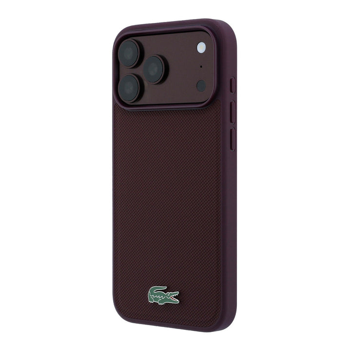 Bordeauxkleurig Lacoste telefoonhoesje met krokodillenlogo, schuin van achteren