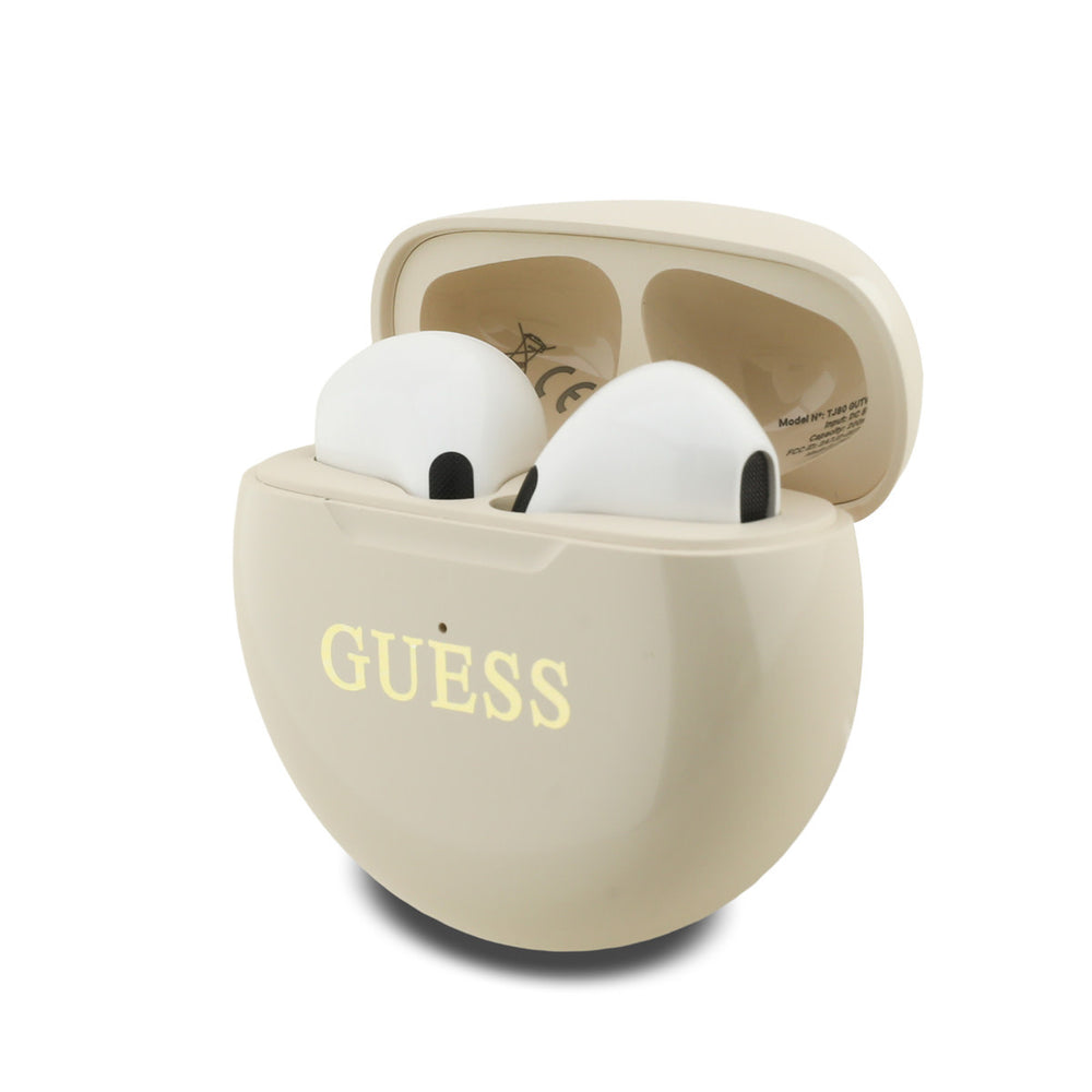 Geopende beige Guess oplaadcase met witte oordopjes