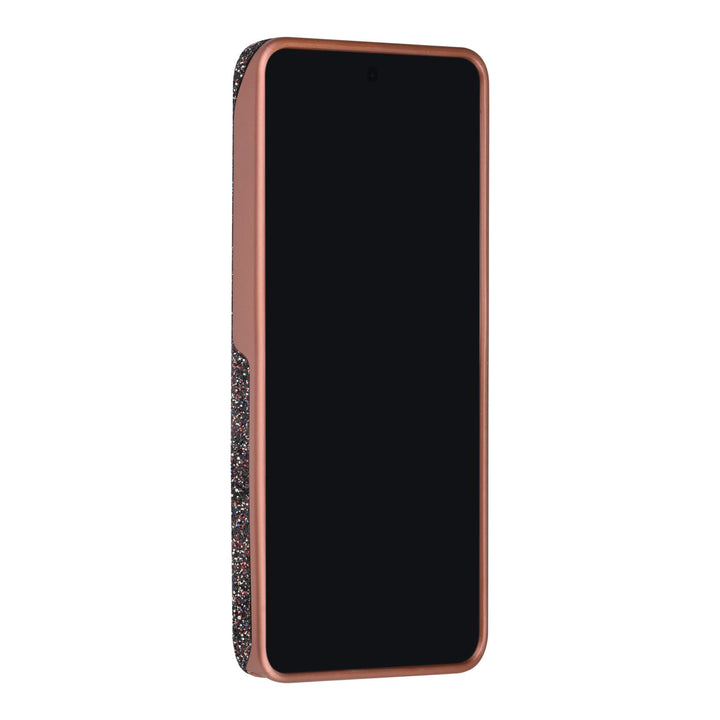 Bruin TUNIQ telefoonhoesje, van voren op een telefoon