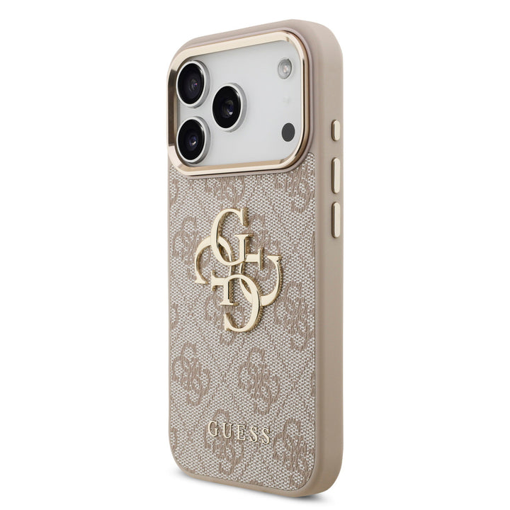 Lichtgekleurd Guess telefoonhoesje met 4G-patroon en groot goudkleurig logo, schuin van achteren