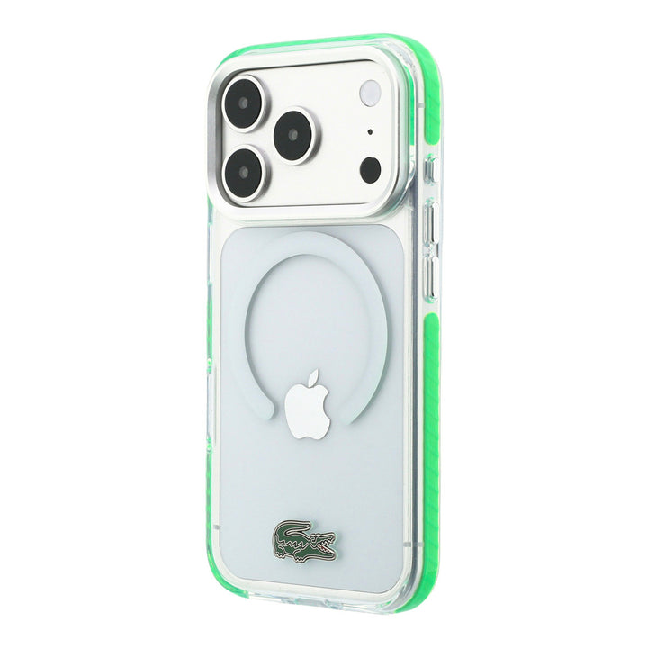 Transparant Lacoste telefoonhoesje met groene rand, ringmarkering en krokodillenlogo, schuin van achteren