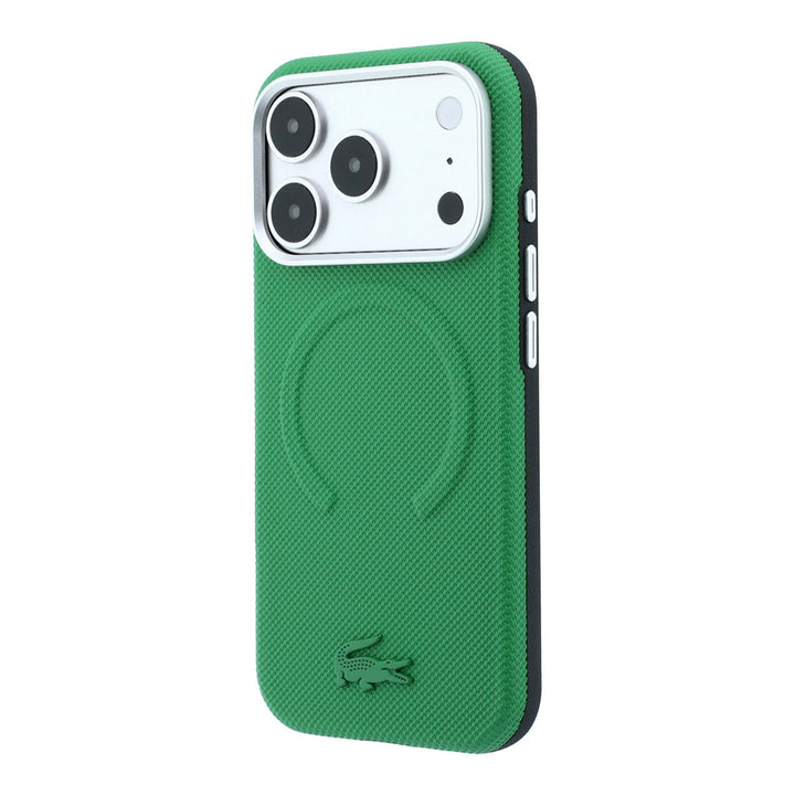 Groen Lacoste telefoonhoesje met ingedrukt ringpatroon en krokodillenlogo, schuin van achteren
