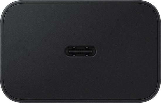 Detail van de USB-C-poort van de zwarte Samsung adapter