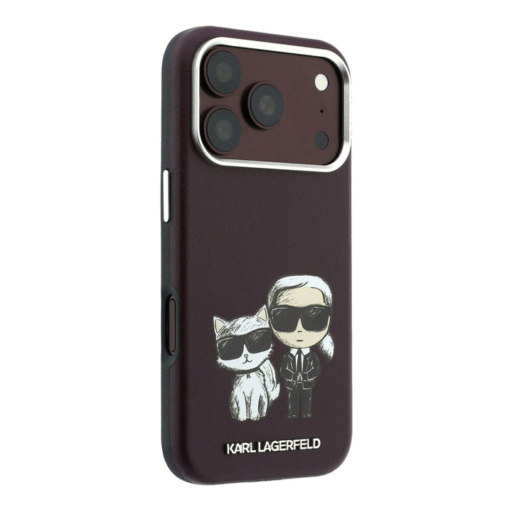Bordeauxkleurig Karl Lagerfeld telefoonhoesje met figuren van Karl en Choupette, schuin van achteren