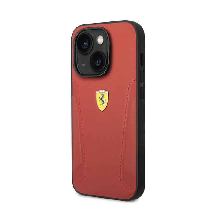 Rood Ferrari telefoonhoesje met lijnen in reliëf en geel schildlogo, schuin van achteren