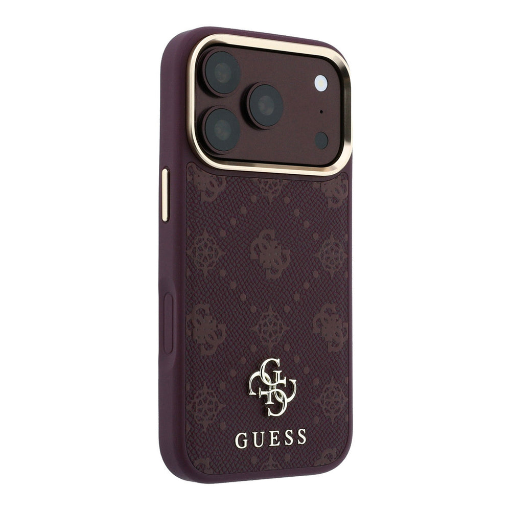 Bordeauxkleurig Guess telefoonhoesje met 4G-patroon en klein logo, schuin van achteren