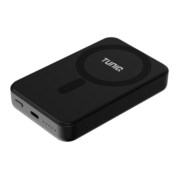 Zwarte TUNIQ powerbank liggend met ronde laadmarkering en zichtbare aansluitingen