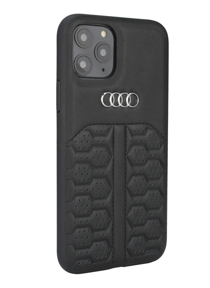 Zwart Audi telefoonhoesje met Audi-logo en geometrisch reliëf, schuin van achteren