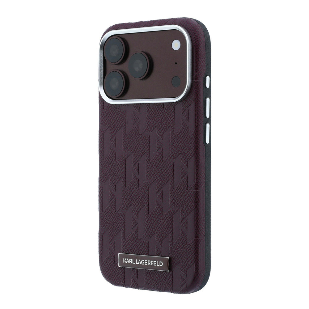 Bordeauxkleurig Karl Lagerfeld telefoonhoesje met monogram en logoplaatje, schuin van achteren