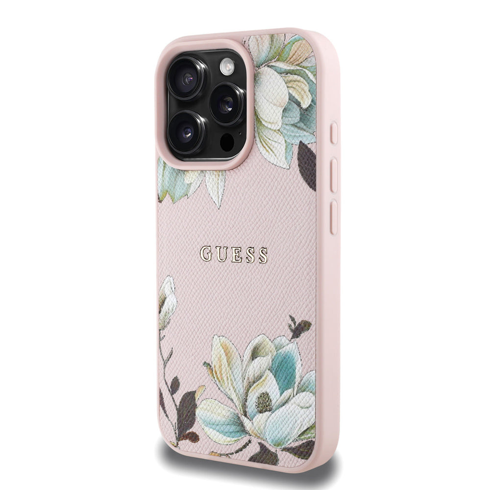 Roze Guess telefoonhoesje met witte bloemen en klassiek logo, schuin van achteren