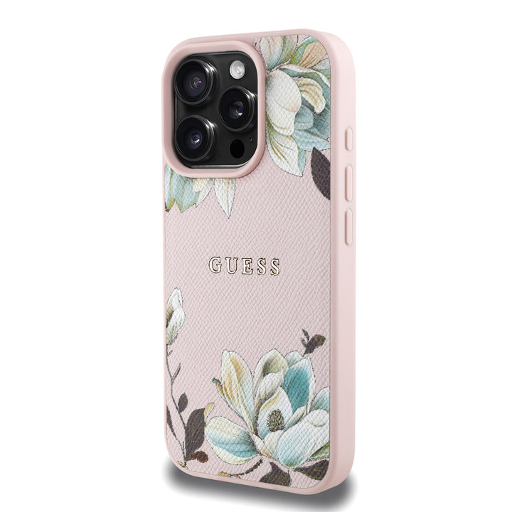 Roze Guess telefoonhoesje met witte bloemen en klassiek logo, schuin van achteren
