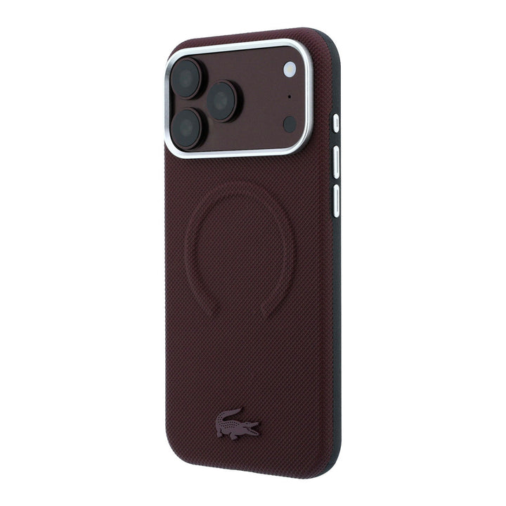 Bordeauxkleurig Lacoste telefoonhoesje met ingedrukt ringpatroon en krokodillenlogo, schuin van achteren