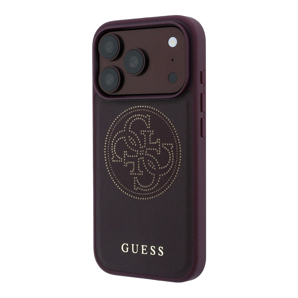 Bordeauxkleurig Guess telefoonhoesje met groot geperforeerd 4G-logo, schuin van achteren