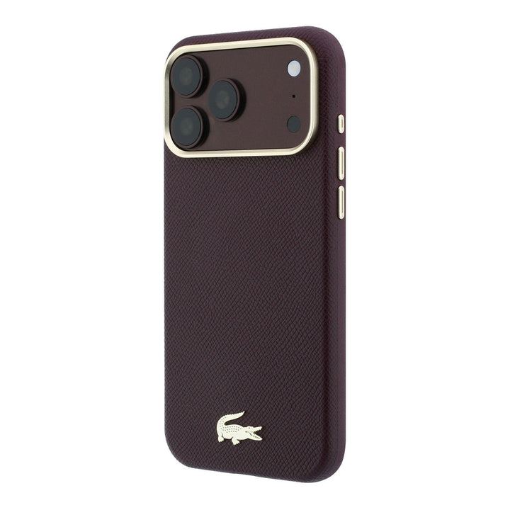 Bordeauxkleurig Lacoste telefoonhoesje met goudkleurig krokodillenlogo, schuin van achteren